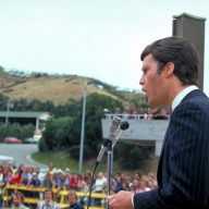 Ant Farm, Media Burn, photographie (le discours de Doug Hall, The Artist President), 1975