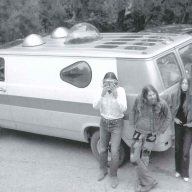 Media Van et Ant Farm (de gauche à droite: Doug Michels, Hudson Marquez, Betsy Ross Edison, Ben Holmes, Randy Eberle, Los Angeles, 1971, source: Lewallen & al 2004.