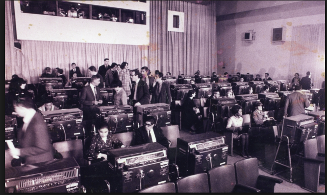 Marta Minujin, Simultaneity in Simultaneity (avec Allan Kaprow et German Wolf Vostell), 23 et 24 octobre 1966 (Berlin, New York, Buenos Aires), happening et transmission en temps réel, Argentine