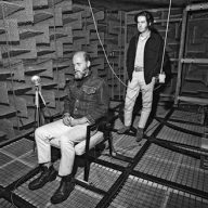 Les artistes Irwin et Turrell dans une chambre anéchoïque, dans le contexte du projet Art & Technology organisé au LACMA (1967)